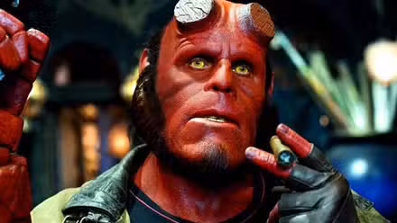 Hellboy fumando un cigarro