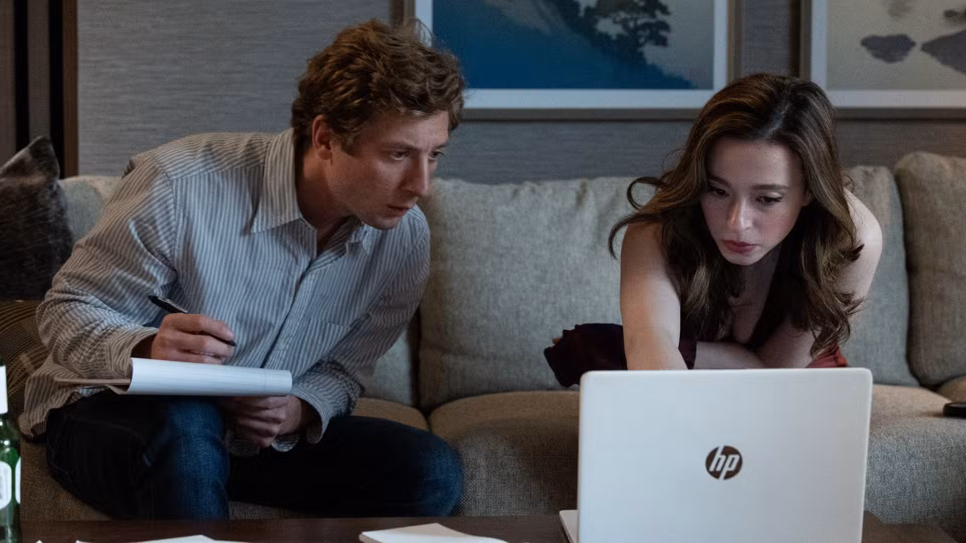 Jeremy Allen White y Mikey Madison mirando la pantalla de una computadora en The Social Reckoning