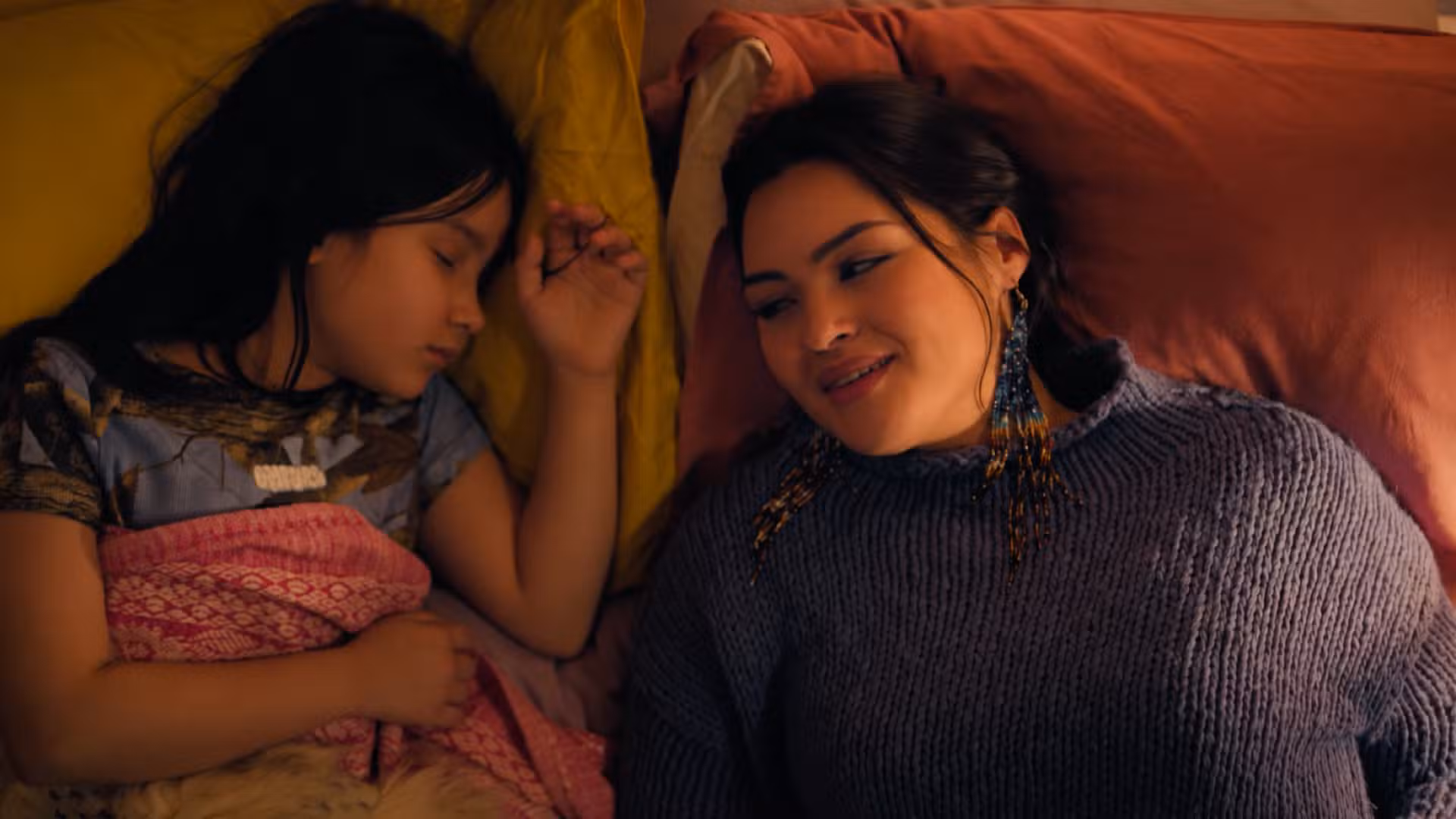 Siaja sentada junto a su hija en la temporada 2 de North of North 