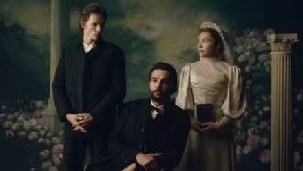 Mike Faist, Christopher Abbott y Florence Pugh en el retrato de boda en East of Eden (2026).