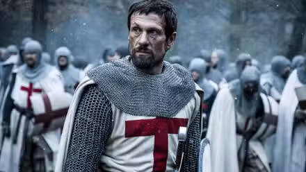 Simon Merrells como Tancrède de Hauteville frente a su ejército templario en Knightfall.