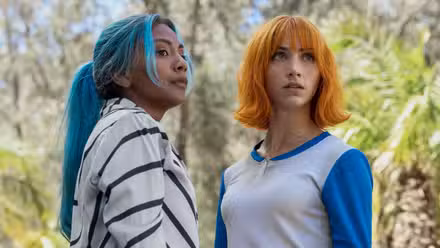 Charithra Chandran como Miss Wednesday/Vivi, Emily Rudd como Nami en la temporada 2 de One Piece-1