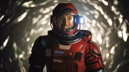 Ryan Gosling como Grace sonriendo después de conocer a Rocky en Project Hail Mary