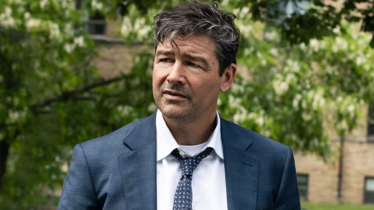 La obra maestra del thriller policial de 40 capítulos de Taylor Sheridan es oficialmente el mejor nuevo atracón de Netflix