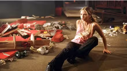 Buffy tirada al suelo en Buddy the Vampire Slayer