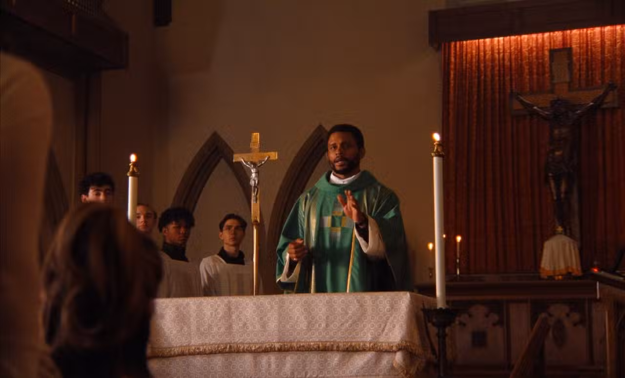 Nnamdi Asomugha como el padre Samuel Franklin en 'El cuerpo'