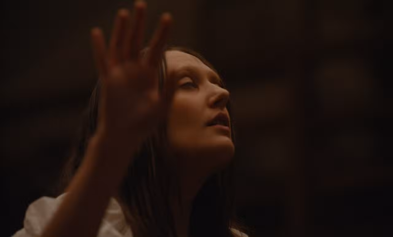 Geena Meszaros como Lisbeth en 'El cuerpo'