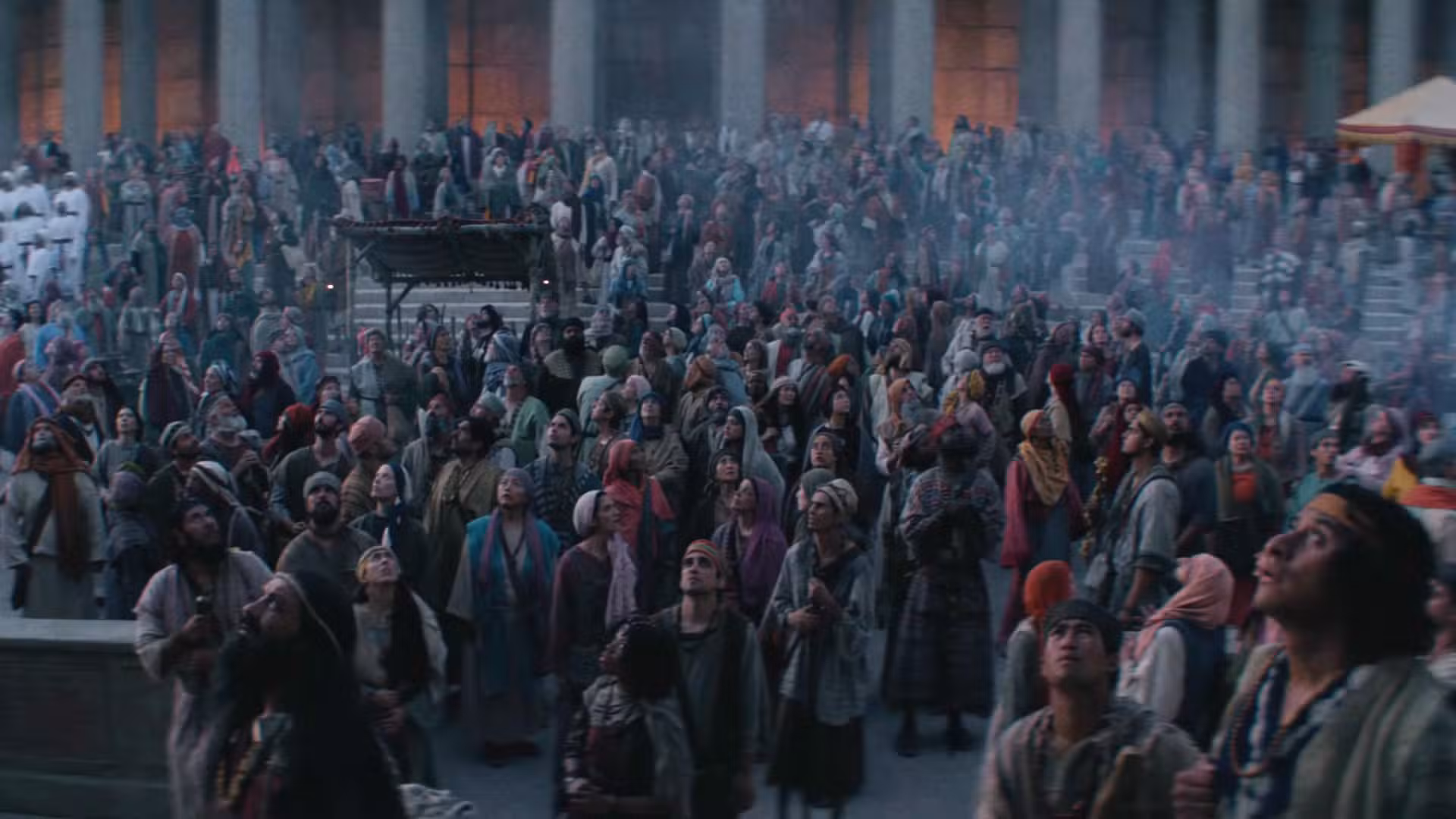 Seguidores mirando a su alrededor con polvo a su alrededor en el tráiler de la temporada 6 de The Chosen