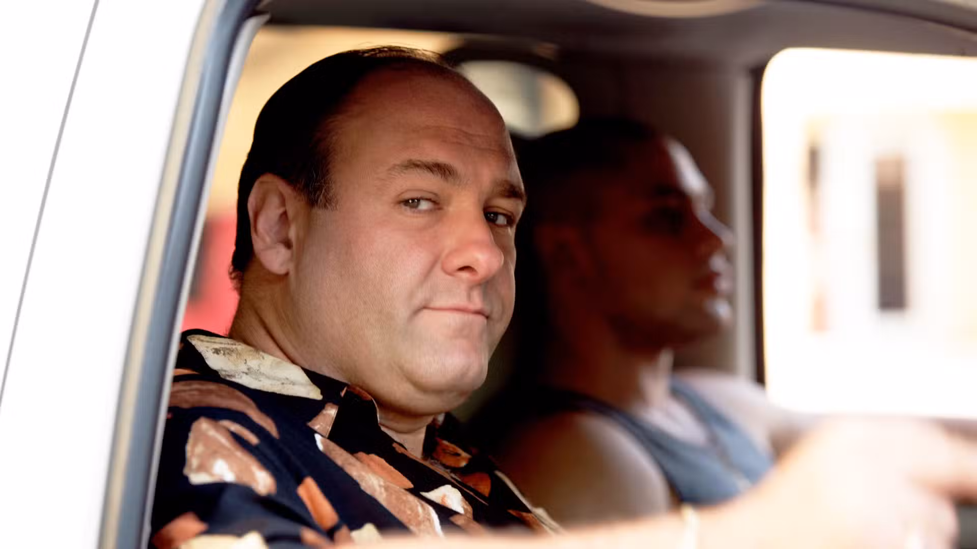 Tony (James Gandolfini) mirando por la ventana de un auto con alguien que lo conduce en Los Soprano.