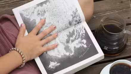 Mujer leyendo un libro de fantasía