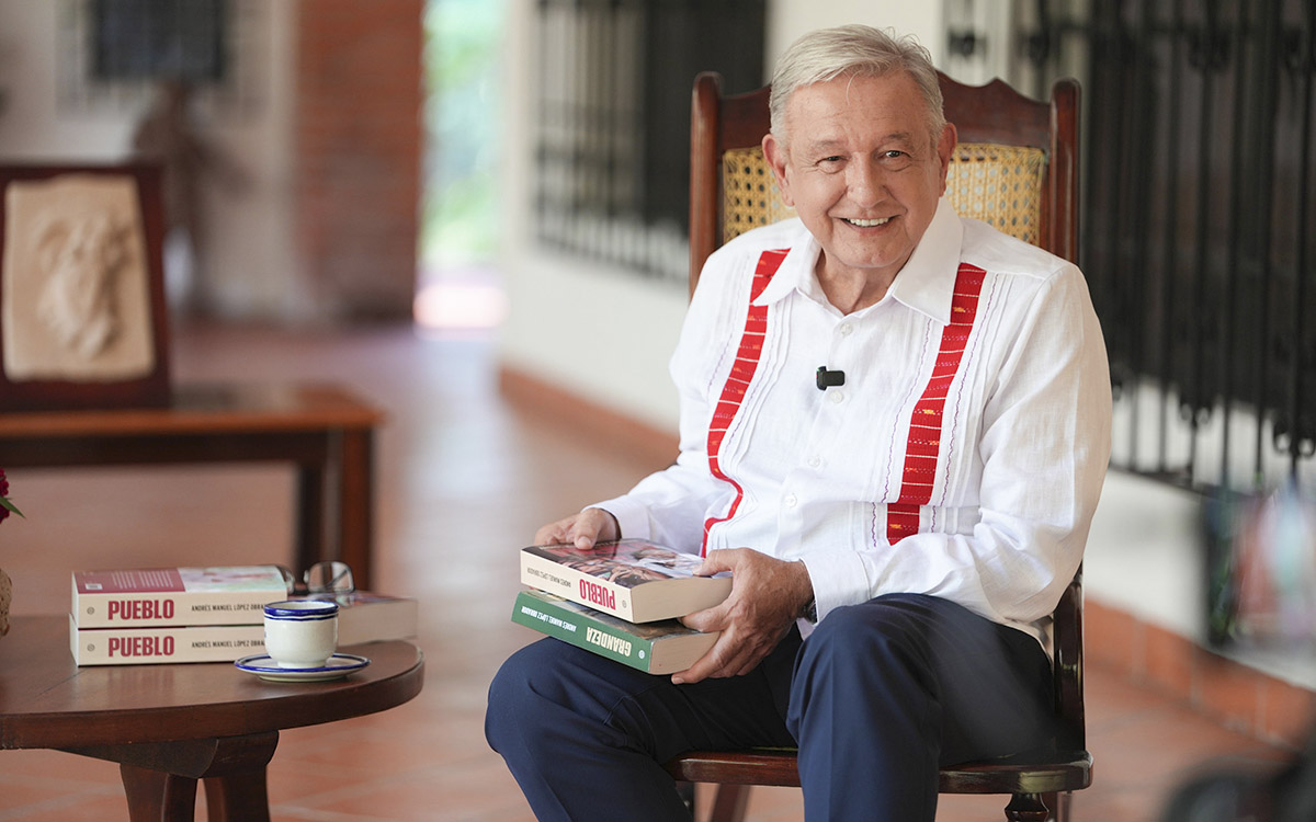 AMLO reaparece desde Palenque para anunciar su nuevo libro: 'Pueblo'; lo dedica a Sheinbaum