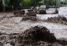 Aluvión arrastra autos y deja 6 heridos en Chile; declaran estado de catástrofe
