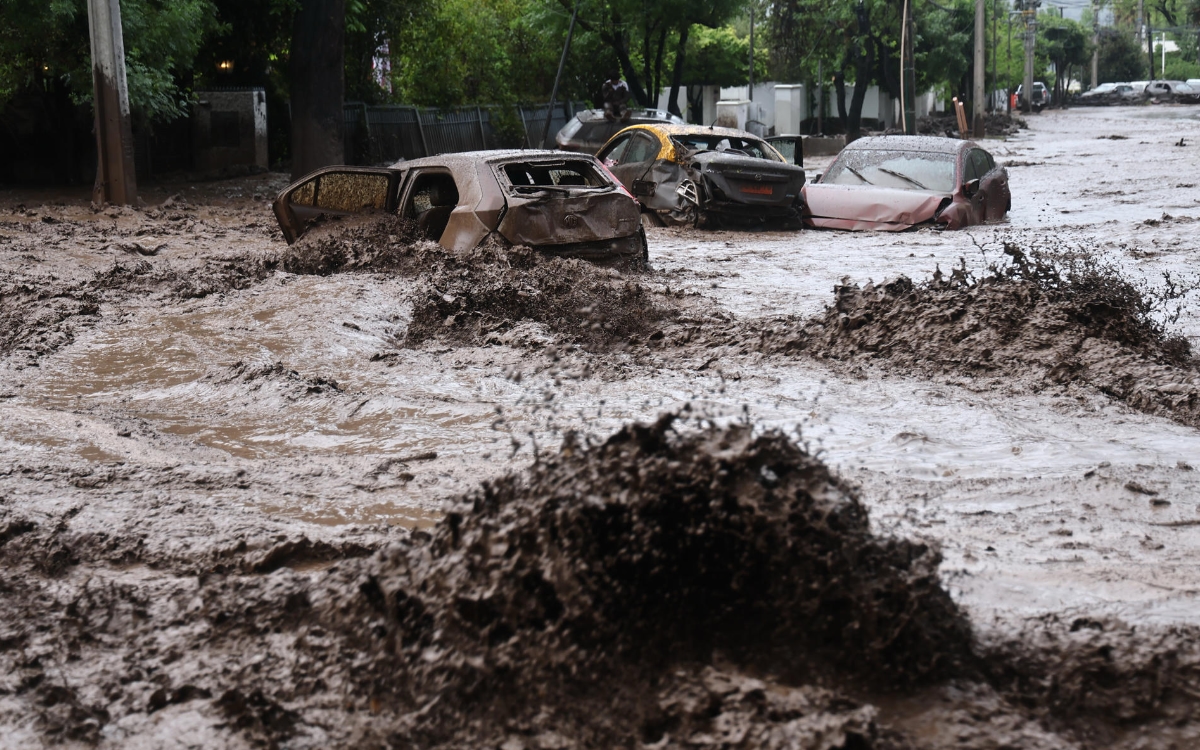 Aluvión arrastra autos y deja 6 heridos en Chile; declaran estado de catástrofe