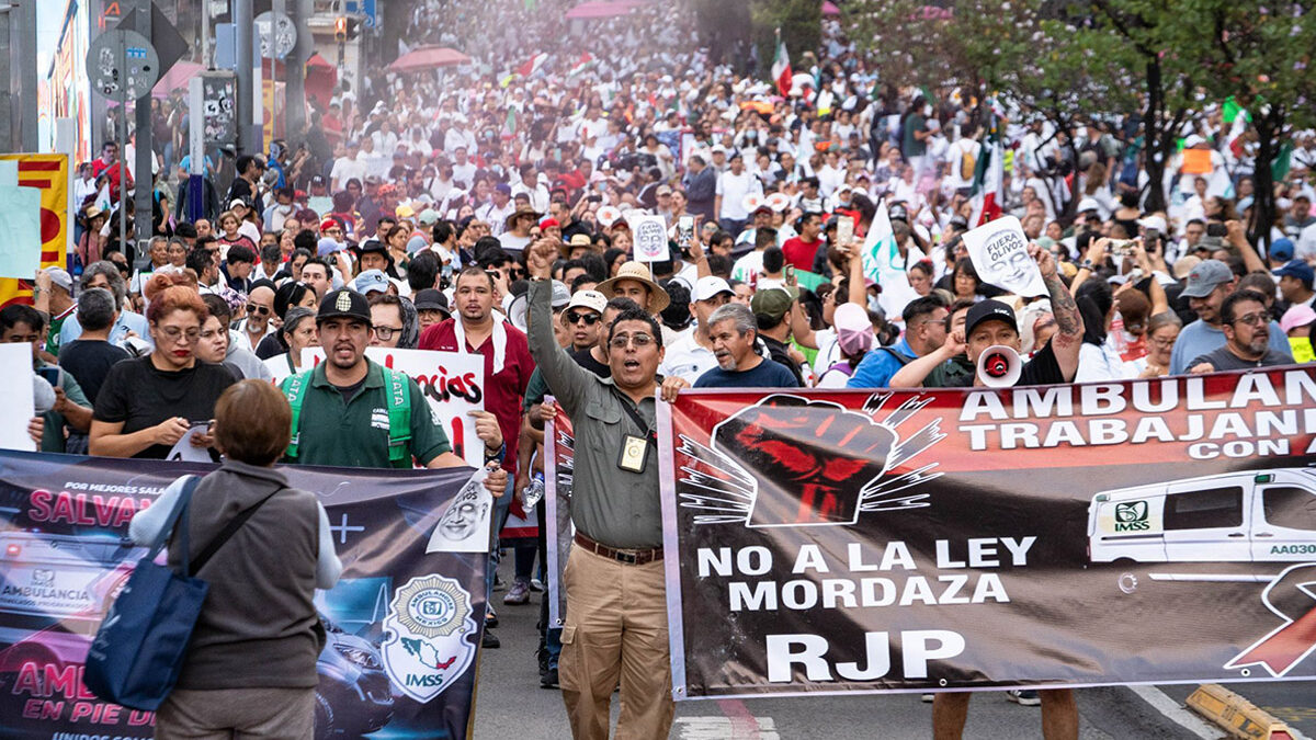 Aristegui en Vivo: Movilización masiva de trabajadores del IMSS; Televisa compra AT&T; operan por cáncer a León XIV (14/10/2026)
