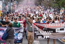 Aristegui en Vivo: Movilización masiva de trabajadores del IMSS; Televisa compra AT&T; operan por cáncer a León XIV (14/10/2026)