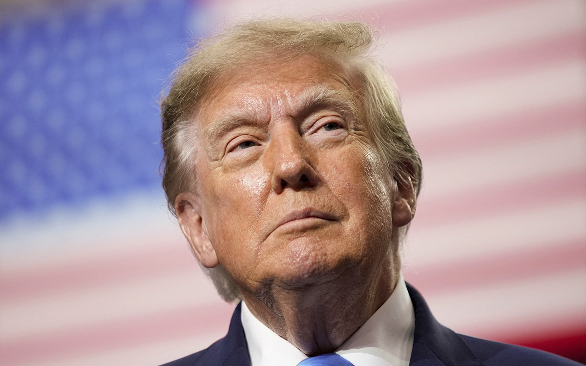 Cheques de 5,000 dólares y un número personal filtrado: ¿un impulso electoral desesperado de Trump?