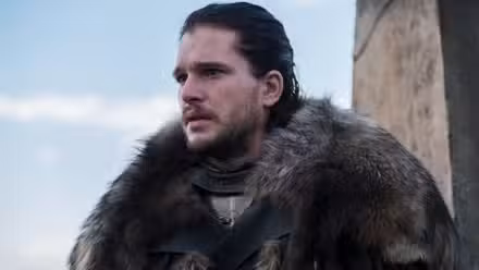 Kit Harington como Jon Snow luciendo preocupado en la temporada 7 de Juego de Tronos.