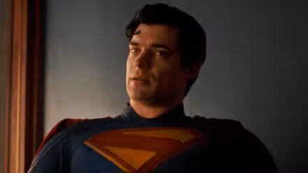Superman de David Corenswet sentado en Supergirl