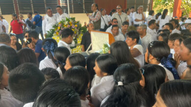 Entre flores y un último pase de lista, despiden a profesor asesinado en Oaxaca