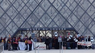 Estudiantes bloquean el acceso al Louvre en apoyo a las protestas de los institutos
