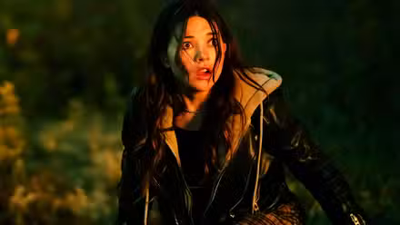 Katie Douglas como Quinn luciendo asustada en Payaso en un campo de maíz