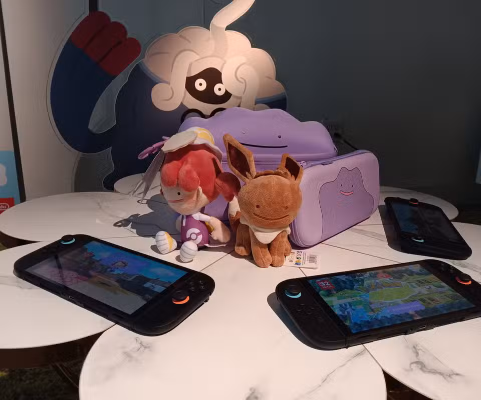 Peluches y productos de Pokémon Pokopia junto a las consolas Nintendo Switch 2