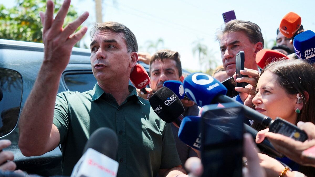 Flávio Bolsonaro visita a su padre en prisión domiciliaria a 12 días del balotaje en Brasil