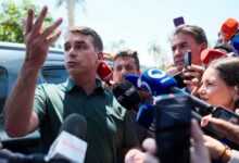 Flávio Bolsonaro visita a su padre en prisión domiciliaria a 12 días del balotaje en Brasil