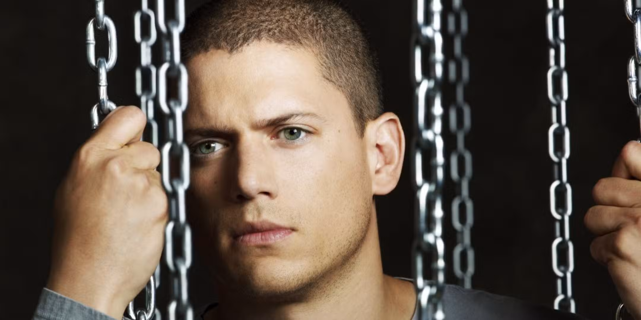 Michael Scofield sosteniendo cadenas en una imagen promocional de Prison Break