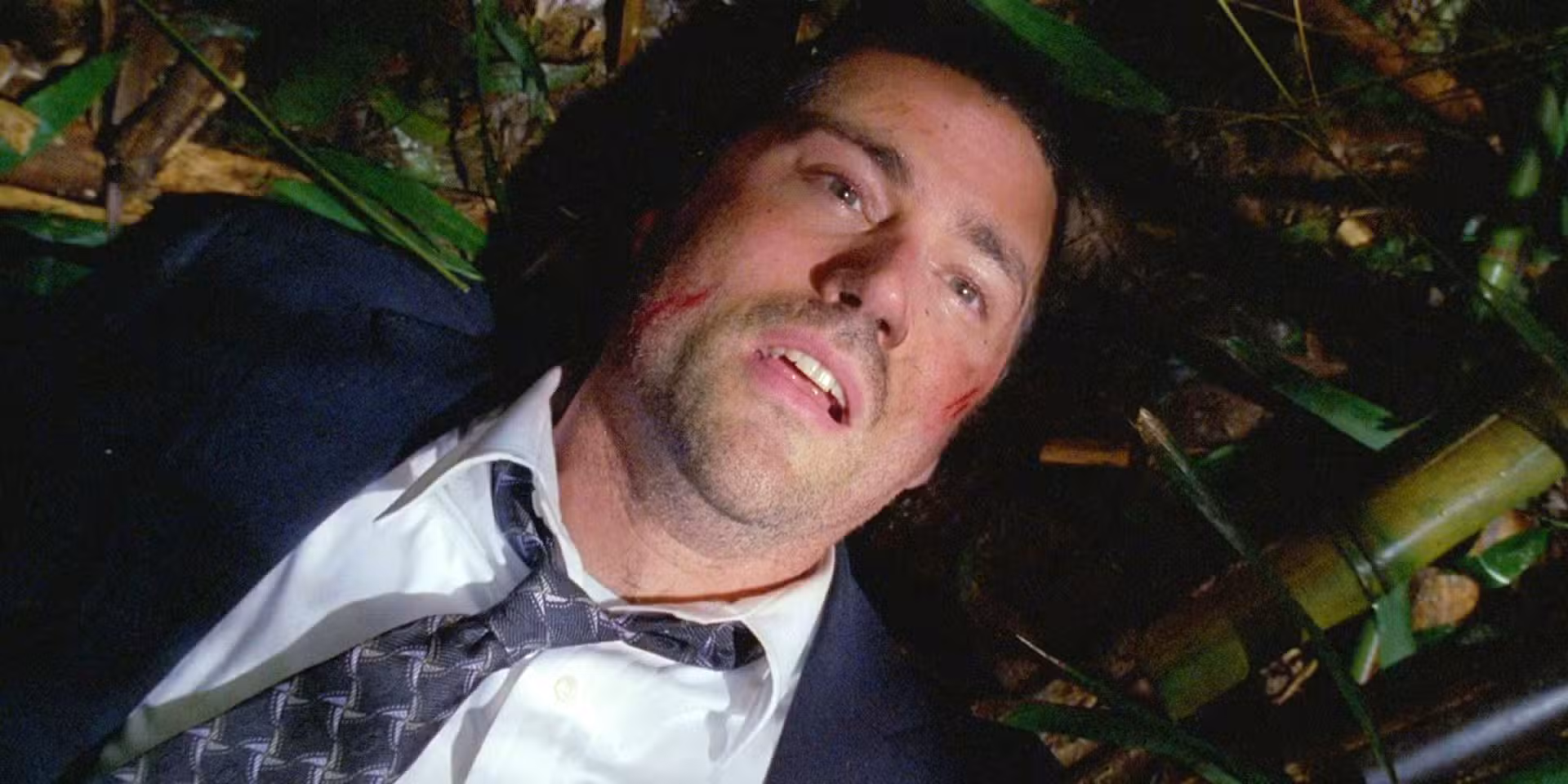 Jack (Matthew Fox) tirado en el suelo de la jungla con los ojos abiertos después del accidente del vuelo 815 de Oceanic en el episodio 1 de Lost