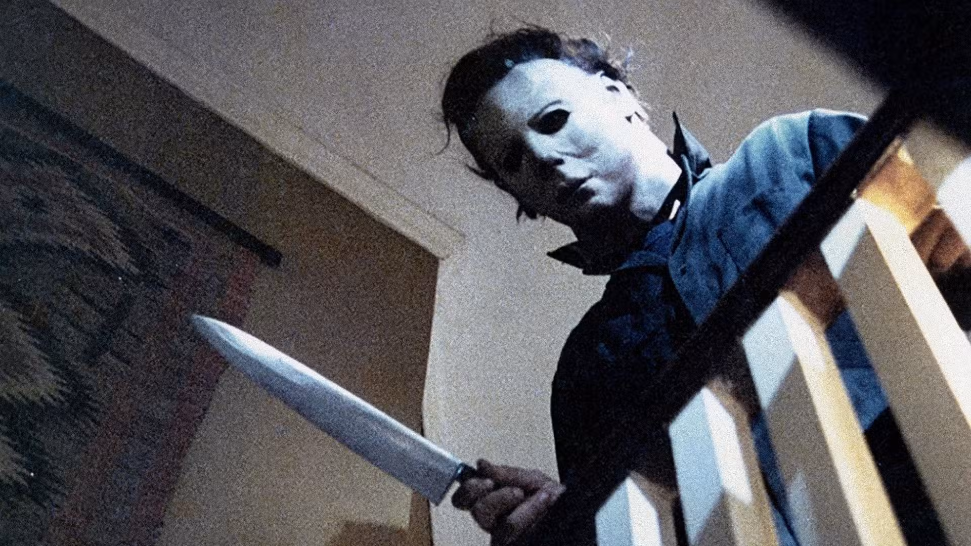 Michael Myers sosteniendo un cuchillo en Halloween 1978