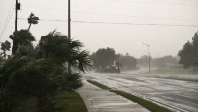 Huracán Isaías, de categoría 2, toca tierra en Florida