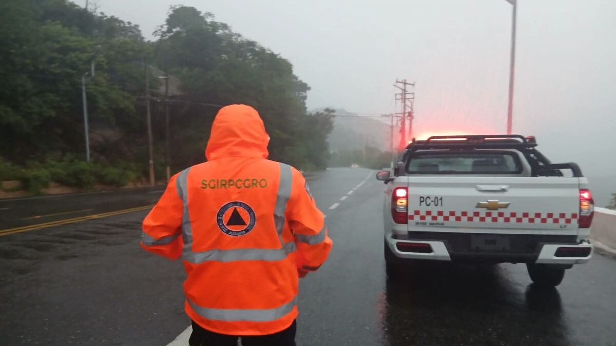 Huracán Simón deja 50 colonias afectadas e inundaciones en Acapulco