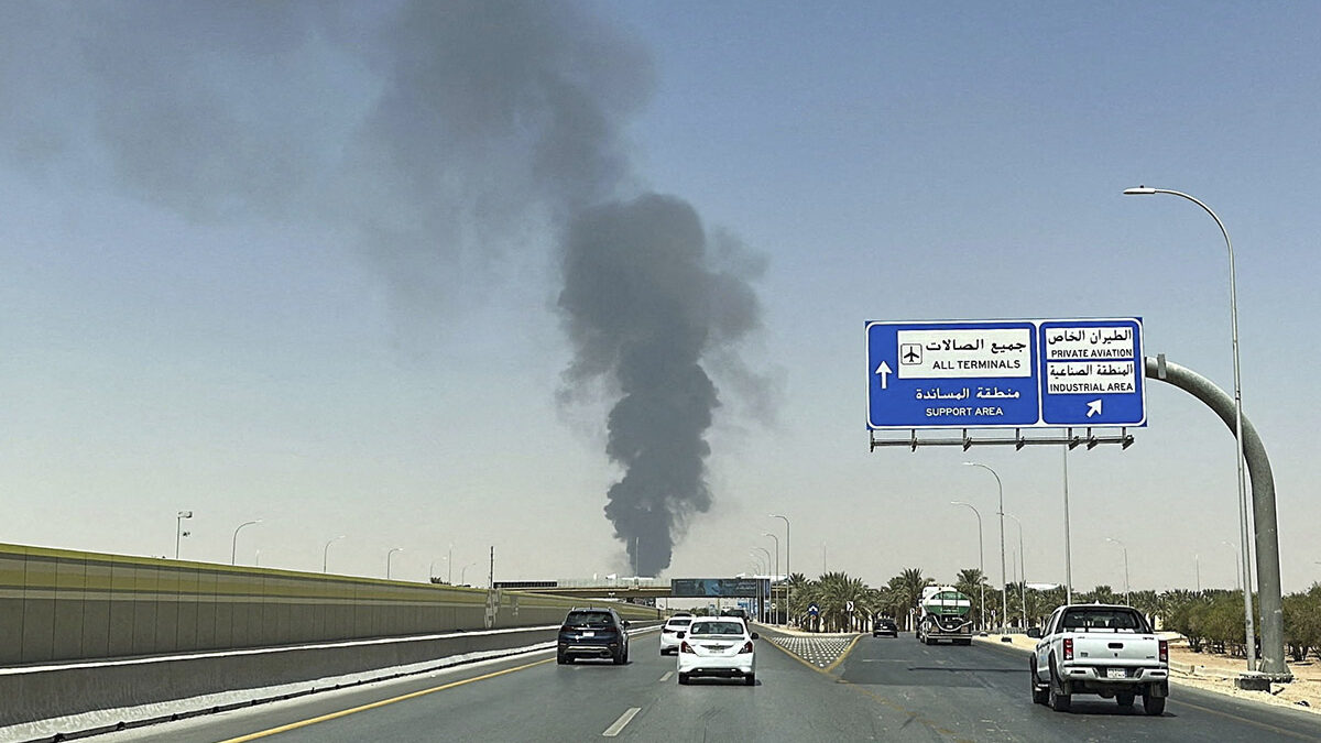 Impacta proyectil contra aeropuerto de Riad un día después de ataque que dejó 12 muertos