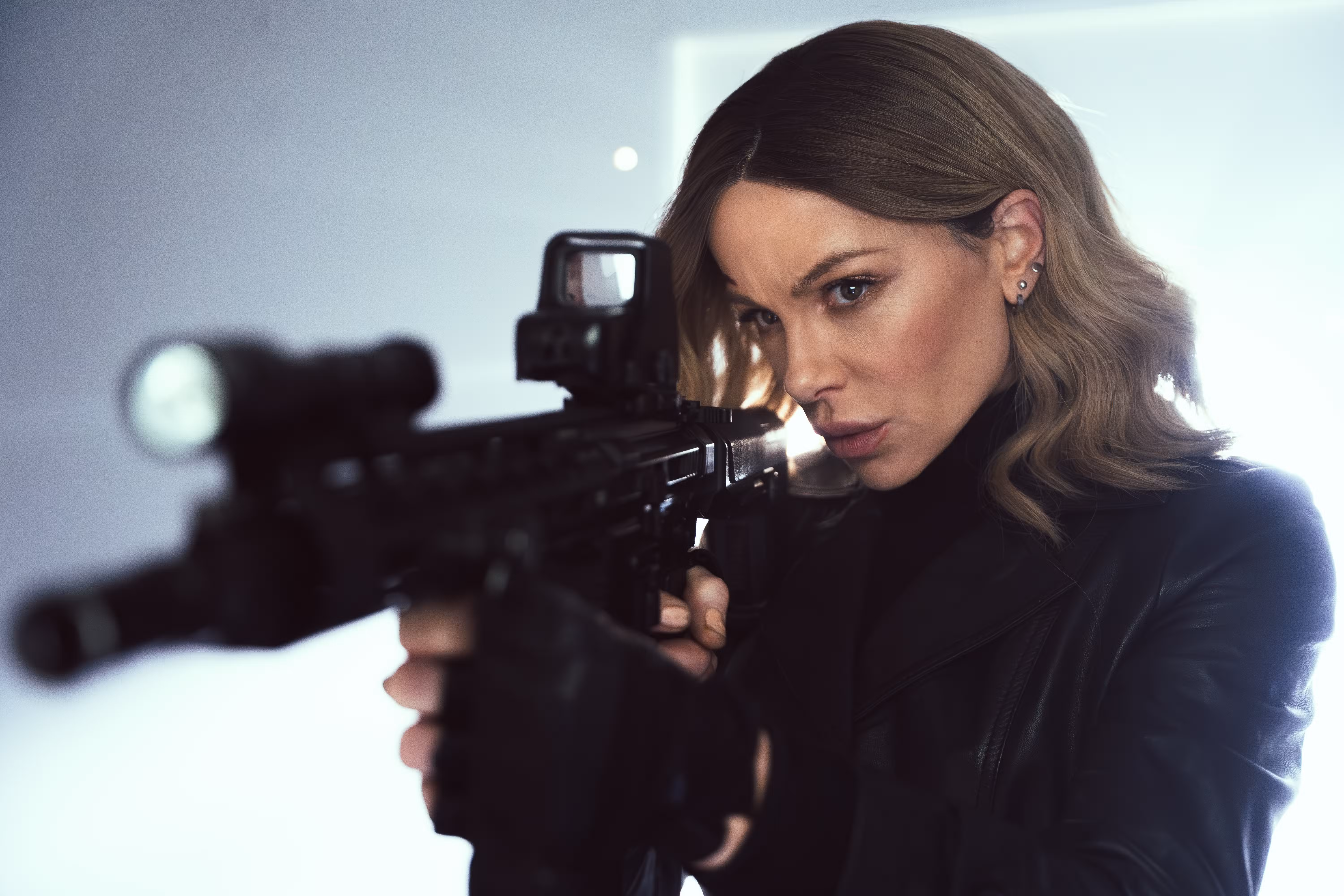 Kate Beckinsale apunta con su arma en Wildcat