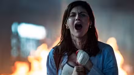 Alexandra Daddario gritando en Mayfair Witches de AMC