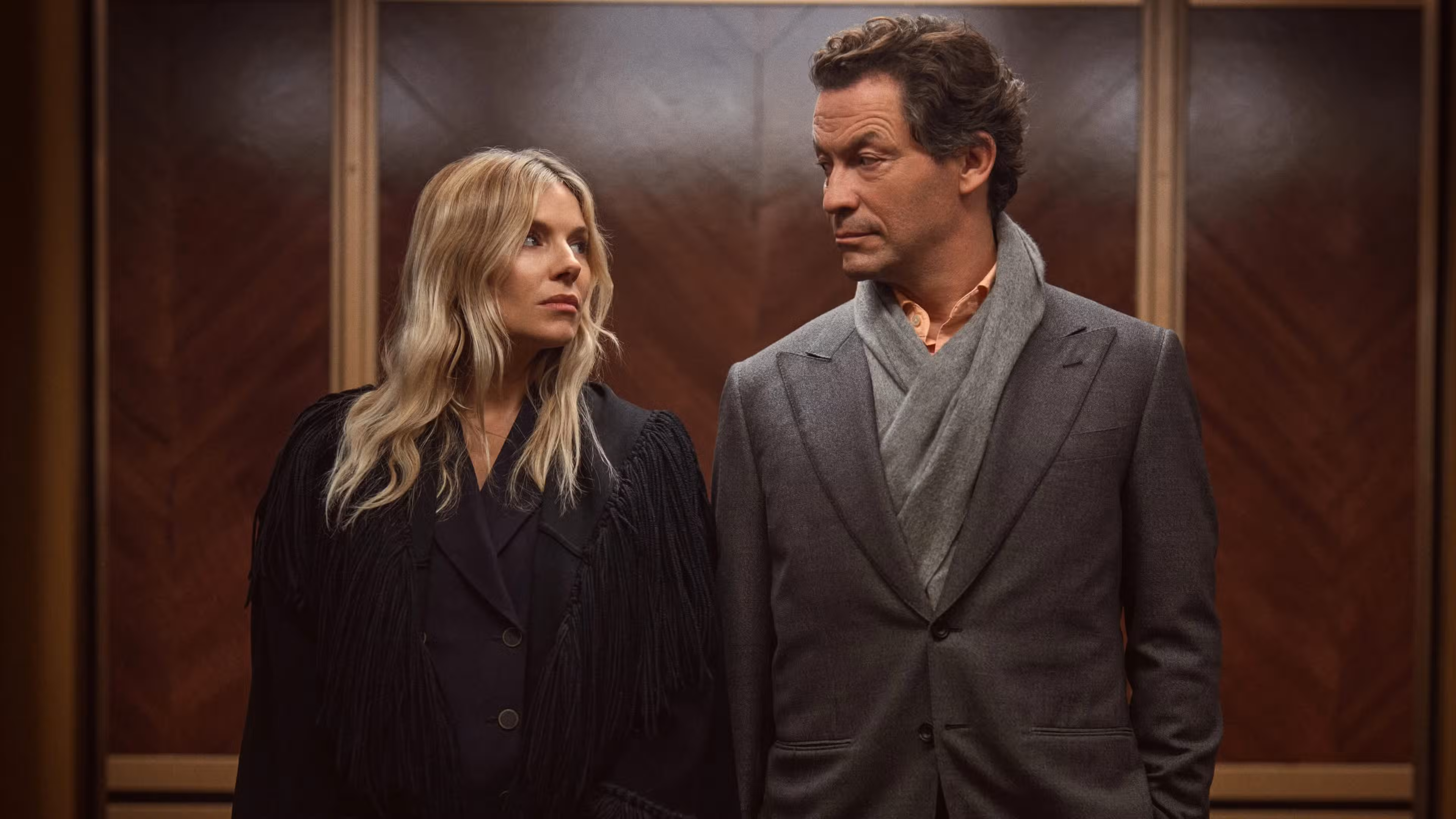Carla y Morgan se miran mientras están en el ascensor en War de HBO