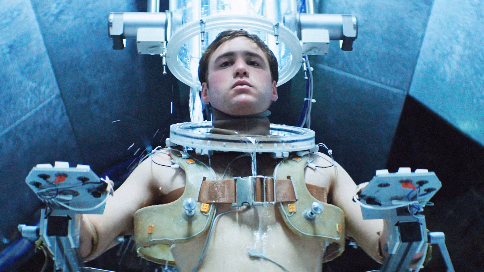 La obra maestra de ciencia ficción de 16 episodios de Netflix merece felicitaciones por ser increíblemente ambiciosa