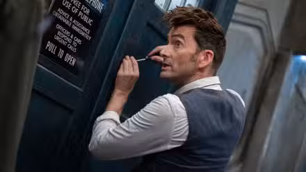 David Tennant encerrando la Tardis en Doctor Who