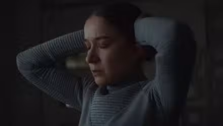 Elizabeth Dulau como Kleya Marki con las manos en la cabeza en Andor