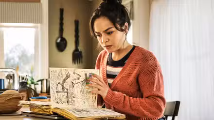 Stefani mirando el libro de Iris en Final Destination Bloodlines