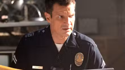 Nathan Fillion parece preocupado en un escritorio en The Rookie
