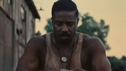 Michael B. Jordan ensangrentado y luciendo molesto en Sinners