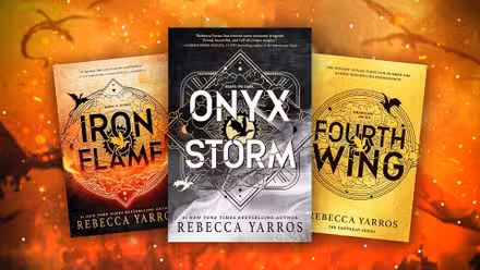 El libro Cuarta Ala, Llama de Hierro y Tormenta de Ónix cubre el fondo del dragón