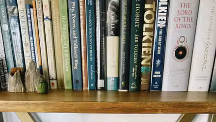 El señor de los anillos y libros relacionados apilados en un estante