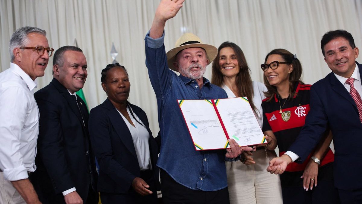 Mediante ley, Lula convierte el fútbol femenino en 'prioridad' de Brasil