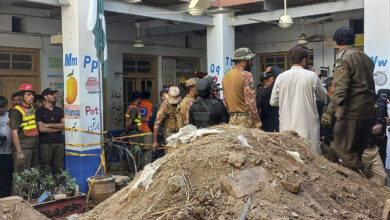 Mueren 27 niños y una profesora tras colapsar techo de escuela en Pakistán
