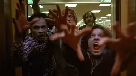 Zombis corriendo por el ascensor en Dawn of the Dead.