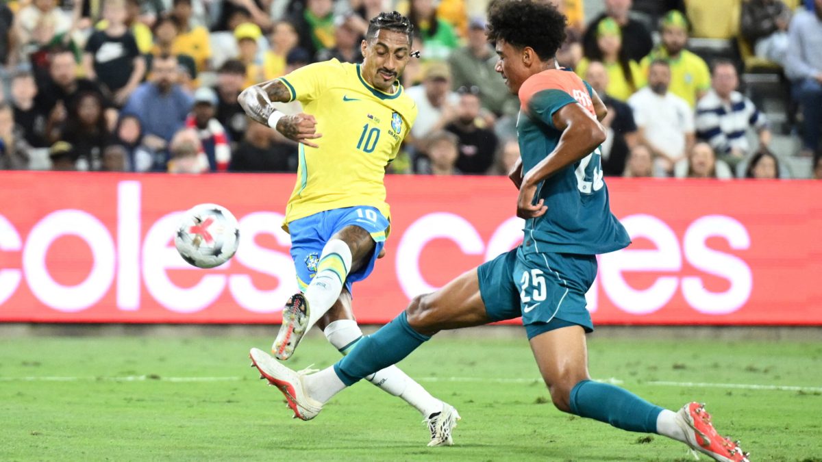 Raphinha, liberado por Brasil por una lesión leve, regresa a Barcelona
