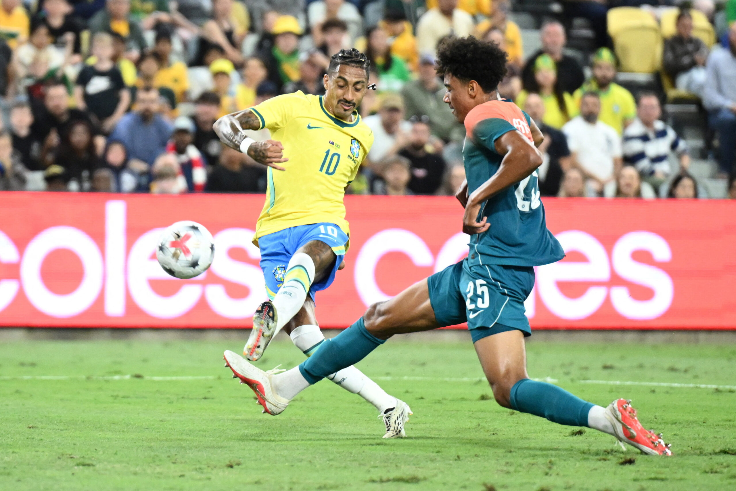 Raphinha, liberado por Brasil por una lesión leve, regresa a Barcelona